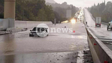 Καιρός: Σάρωσε η κακοκαιρία τη δυτική Ελλάδα, πλημμύρισαν με λασπόνερα σπίτια σε Αρκαδία, Βόνιτσα, Πρέβεζα - Τις επόμενες ώρες οι βροχές στην Αττική