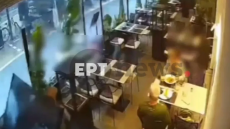 Ο αέρας σήκωσε τραπέζια και καρέκλες στον αέρα στην Πάτρα - Δείτε βίντεο
