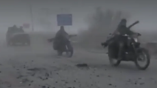 Σαν ταινία Mad Max: Ρώσοι στρατιώτες μπαίνουν στην πόλη Ποκρόφσκ της Ουκρανίας με κάλυψη από την ομίχλη - Δείτε βίντεο