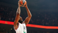 Χάνει το παιχνίδι με τον Ολυμπιακό ο Νίμπο: Γλίστρησε στα αποδυτήρια και χτύπησε στο κεφάλι ο Αμερικανός 