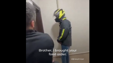 Τουρκία: Αστυνομικός υποδύθηκε τον ντελιβερά για να συλλάβει φυγόδικο - «Αδερφέ σου έφερα την παραγγελία»
