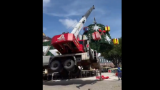 Τραγικό δυστύχημα στη Βραζιλία: 40χρονος καταπλακώθηκε από γερανό ενώ έστηνε χριστουγεννιάτικο δέντρο - Δείτε βίντεο