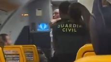 Ιρλανδή αθλήτρια του ΜΜΑ επιτέθηκε και τραυμάτισε αστυνομικούς που την έβγαλαν από πτήση προς Δουβλίνο - Δείτε βίντεο