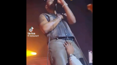 Σεξουαλική παρενόχληση on stage για τραγουδιστή της R&B: Παντρεμένη του έπιασε τα γεννητικά όργανα - Δείτε βίντεο