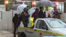 Μετέφεραν σε καρότσα τον κόσμο για τον σταθμό του ΗΣΑΠ στο Μοσχάτο - «Φούσκωσε» ο Κηφισός λόγω της κακοκαιρίας
