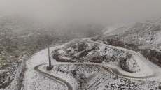 Έπεσαν τα πρώτα χιόνια στον Παρνασσό, δείτε βίντεο
