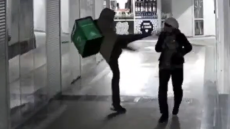 Βίντεο-σοκ από τη Ρωσία με ντελιβερά να κλωτσάει εν ψυχρώ στο κεφάλι ηλικιωμένη