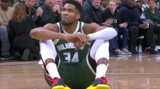 Γιάννης Αντετοκούνμπο: Μένει εκτός δράσης για 2 έως 4 εβδομάδες, σύμφωνα με το ESPN