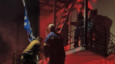 Δραματική διάσωση μητέρας και γιου μετά από φωτιά σε σπίτι στη Χίο, δείτε βίντεο