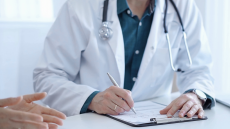 Σοκ στη Βρετανία: Γιατρός του NHS κατηγορείται για σεξουαλική κακοποίηση 38 ασθενών, ανάμεσά τους και παιδιά