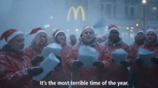 «Είναι ό,τι πιο φρικτό έχω δει»: Σάλος για τη χριστουγεννιάτικη διαφήμιση με ΑΙ της McDonald's Ολλανδίας που τελικά αποσύρθηκε