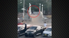 Ο άγνωστος ήρωας του Σίδνεϊ: Αφόπλισε δράστη, δέχτηκε πυρά από αστυνομικούς και ξυλοκοπήθηκε επειδή τον πέρασαν για τρομοκράτη, δείτε βίντεο