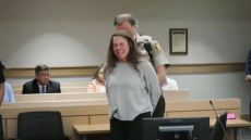 Νεαρή δασκάλα στις ΗΠΑ έστειλε 35.000 ερωτικά SMS σε 11χρονο και ξέσπασε σε δάκρυα όταν καταδικάστηκε σε 6 χρόνια φυλακή