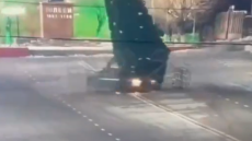 Απίστευτες σκηνές στο Καζακστάν: Οδηγός έκανε «κολιές» με Lada σε πλατεία και γκρέμισε το 12μετρο χριστουγεννιάτικο δέντρο, δείτε βίντεο