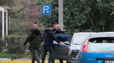 Στα δικαστήρια της Ευελπίδων ο γιος της Ελένης Παπαδοπούλου που συνελήφθη για τη δολοφονία της στο Κολωνάκι, δείτε βίντεο