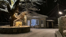 Βίντεο και φωτογραφίες: Χιόνια στα ορεινά της Ηπείρου, επιχείρηση απεγκλωβισμού ΙΧ στο Καπέσοβο