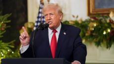 Τραμπ για το Ιράν: «Ξεπερνά την κόκκινη γραμμή, αν χτυπήσει βάσεις μας θα το χτυπήσουμε σκληρότερα»  