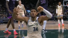 Οργισμένος ο Αντετοκούνμπο από τις αποδοκιμασίες των οπαδών των Μπακς: Τους γιούχαρε μέσα από το παρκέ