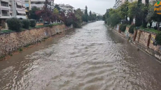 Φουσκώνει ο Ιλισός, σε πλήρη επιφυλακή οι πυροσβέστες
