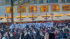 «Πετάξτε ψηλά αετοί»: Το πανό των οπαδών του Ολυμπιακού στο Άμστερνταμ για τα θύματα της τραγωδίας στη Ρουμανία 
