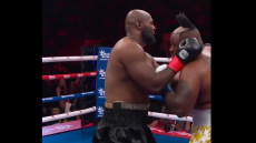 Μποξέρ στις ΗΠΑ έχασε το... περουκίνι του μέσα στο ρινγκ και έγινε viral, δείτε βίντεο