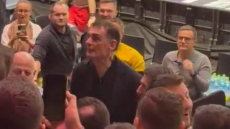 Ολυμπιακός: Οπαδός έβρισε στα ελληνικά τον Μπαρτζώκα και εκείνος ανέβηκε στην εξέδρα για εξηγήσεις, βίντεο 