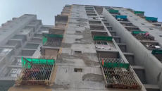 Αδιανόητη τραγωδία στην Ινδία: Τρεις αδελφές βούτηξαν στο κενό από τον ένατο όροφο αφού ο πατέρας τους πήρε το κινητό για να μην παίζουν κορεάτικα «παιχνίδια αγάπης»