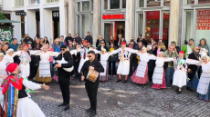 Στήθηκε παραδοσιακό γλέντι σε πλατεία Κοτζιά και Ερμού για την Τσικνοπέμπτη, δείτε βίντεο