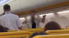 Μεθυσμένος προκάλεσε χάος σε πτήση της Ryanair, τον απομάκρυνε η αστυνομία (βίντεο)