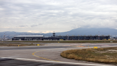 Καταδικάστηκε ο μεθυσμένος επιβάτης που πετούσε μπουκάλια με νερό στο πλήρωμα σε πτήση προς Θεσσαλονίκη