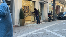 Λάρισα: Λήστεψαν κοσμηματοπωλείο λίγα μέτρα μακριά από τα δικαστήρια, οι δράστες «τσαλάκωσαν» το ρολό