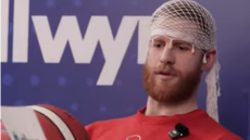 Κύπελλο μπάσκετ:  Γκραντ και Γουόκαπ φορούν σαρίκι και απαγγέλλουν στα ελληνικά μαντινάδες σε Καλαϊτζάκη και Λαρεντζάκη, βίντεο 