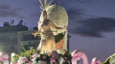 Στους δρόμους της Πάτρας 50.000 καρναβαλιστές για την νυχτερινή ποδαράτη παρέλαση, δείτε βίντεο και φωτογραφίες