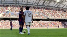 El Clasico παλαιμάχων στο Λος Άντζελες: Το πείραγμα του Ροναλντίνιο στον Μαρσέλο και η ισοπαλία των θρύλων, βίντεο
