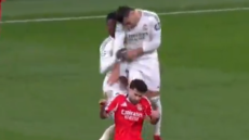 Ραούλ Ασένσιο: Στο νοσοκομείο ο αμυντικός της Ρεάλ Μαδρίτης μετά από χτύπημα στο κεφάλι με τον Καμαβινγκά, δείτε βίντεο