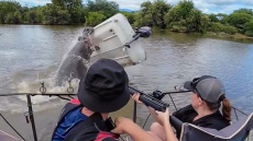 Νότια Αφρική: Τρόμος για περιβαλλοντολόγο σε πάρκο - Εξαγριωμένος ιπποπόταμος αναποδογύρισε βάρκα και τον έριξε στο νερό
