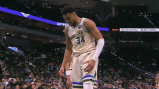 Γιάννης Αντετοκούνμπο: Εκνευρισμένος από τη νέα ήττα των Μπακς - Πέταξε τη μπάλα στη μπασκέτα και δέχθηκε τεχνική ποινή