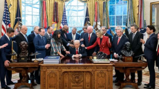 Πάστορες προσευχήθηκαν με τον Τραμπ για την επιτυχία της Αμερικής στον πόλεμο με το Ιράν, δείτε βίντεο