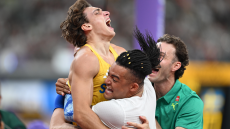 O Ντουπλάντις αποθεώνει τον Καραλή: Πηδάει τόσο ψηλά που κανείς δεν έχει φτάσει, εκτός από εμένα - Ίσως κάνω παγκόσμιο ρεκόρ, είπε γελώντας ο Μανόλο 