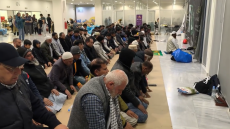 Το τελευταίο μεγάλο Ιφτάρ στην Πειραιώς: Οι μουσουλμάνοι της Αθήνας ετοιμάζονται για το Μπαϊράμι, δείτε βίντεο