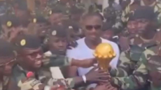 Σε στρατιωτική βάση στη Σενεγάλη η κούπα του Κόπα Άφρικα, δεν την επιστρέφει η ομοσπονδία της χώρας, βίντεο 