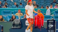 Τα νεύρα του Τσιτσιπά με τον διαιτητή στην ήττα του με 0-2 από τον Φίς στο Miami Open: «Θα έπρεπε να ντρέπεσαι για τον εαυτό σου»