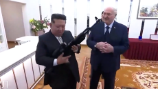 Ο Λουκασένκο έκανε δώρο στον Κιμ Γιονγκ Ουν ένα αυτόματο «σε περίπτωση που εμφανιστούν οι εχθροί», δείτε βίντεο