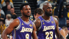 Ο Λεμπρόν Τζέιμς έδωσε την πρώτη ασίστ «πατέρα σε γιο» στην ιστορία του NBA, δείτε βίντεο