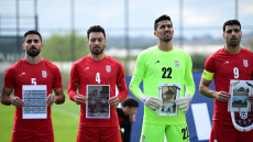 Συγκίνησαν οι παίκτες του Ιράν πριν από φιλικό αγώνα: Κράτησαν φωτογραφίες κοριτσιών που έχασαν τη ζωή τους από βομβαρδισμούς