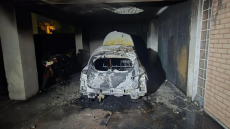 Φωτιά σε πιλοτή πολυκατοικίας στην Καλαμαριά, καταστράφηκαν ένα αυτοκίνητο και τρεις μηχανές