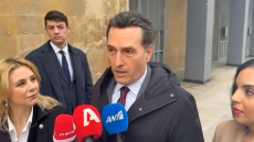 Το πρωταπριλιάτικο αστείο του Μιχάλη Δημητρακόπουλου έξω από τη δίκη για το βίντεο της Τούνη, δείτε βίντεο