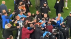 Βίντεο: Εικόνες χάους στην Τουρκία μετά τη λήξη του Τράμπζονσπορ - Γαλατάσαραϊ, παίκτες πιάστηκαν στα χέρι
