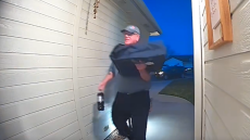 Viral στις ΗΠΑ το βίντεο με την κίνηση ενός 68χρονου ντελιβερά που του έφερε φιλοδωρήματα $40.000