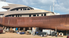 Από φιλόδοξο luxury σκάφος κατέληξε κουφάρι επί δύο δεκαετίες σε ναυπηγείο:  Η «Χίμαιρα» βγαίνει ξανά σε πλειστηριασμό